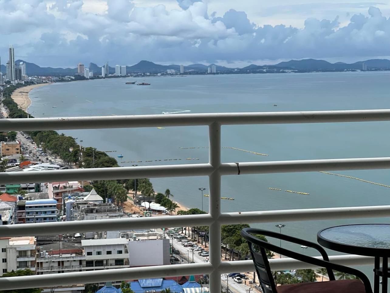Viewtalay Beachfront By Nd Pattaya Exterior photo